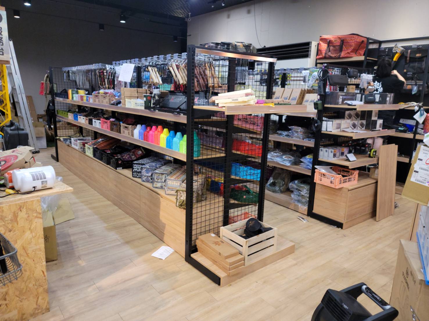 露營用品店展示架